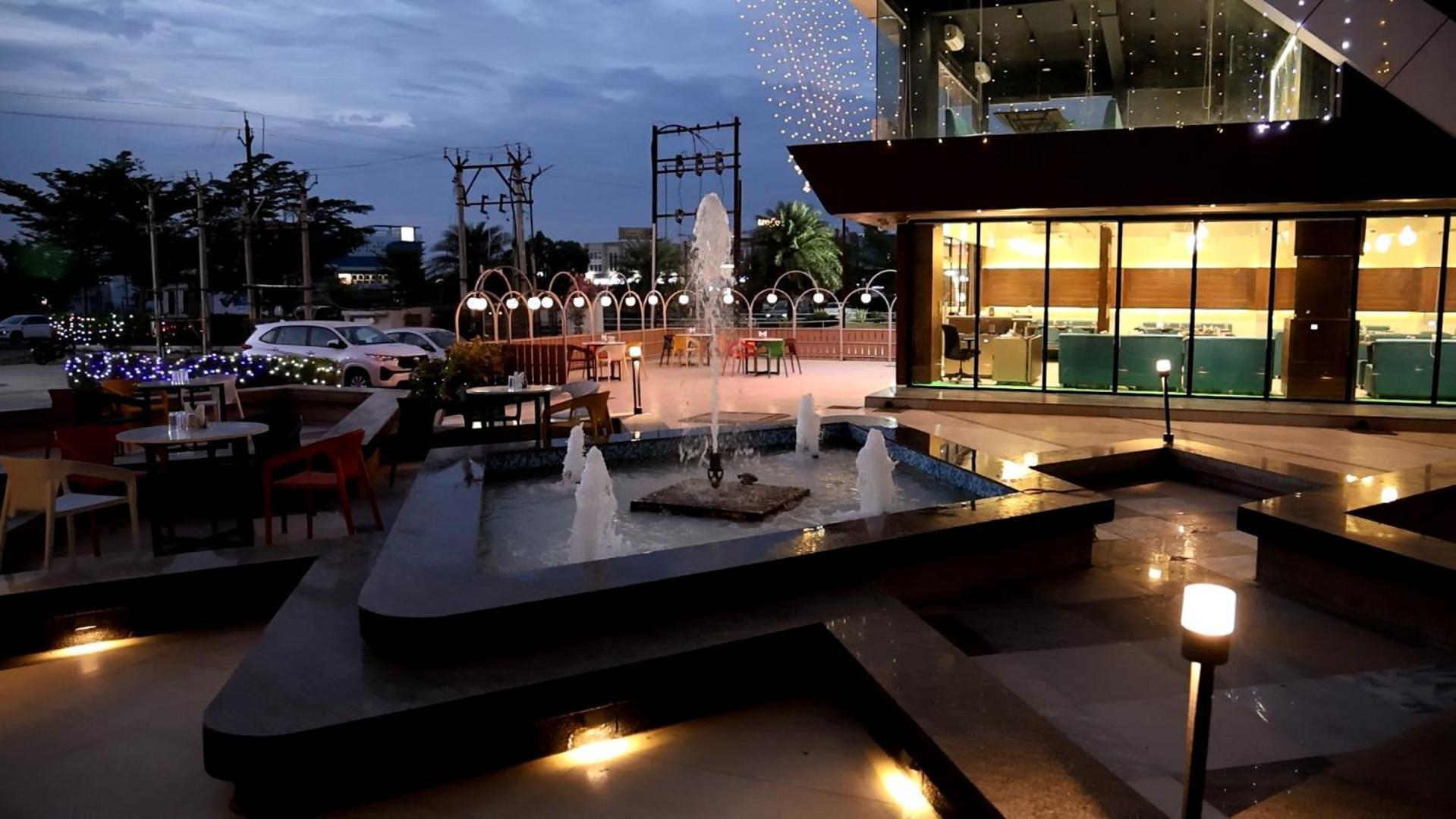 Hotel Royal Bistro Mahesana Exterior photo